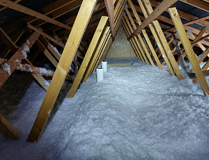 Zateplení stropu novostavby rodinného domu pomocí foukané izolace